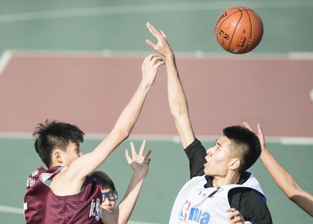被白丝护士榨精脚交